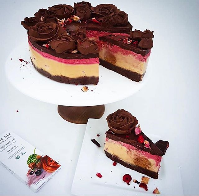ERRMEGAHHH! 💖How about a Passionate Me inspired all-raw raspberry and peanut butter cheezecake to bring on the weekend?? 🙌🏻🌈 @sweetlittletreatcakes you are just AMAZEBALLS with ALL of your stunning jaw-dropping cake creations! 🎂🍰 Happy birthday to one of the sweetest and most talented Aussie Mama we know! ♥️✔️😘 xxo