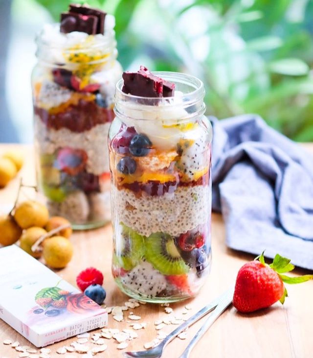 Oh heyyyyyy Tuesday you're lookin' supa faaaine with these chia GF oats soaked in almond mylk parfs bursting with colour and of course... RTB Passionate Me! ♥️🙌🏻🌈💖🍫 Have a good one choco babes!! xx