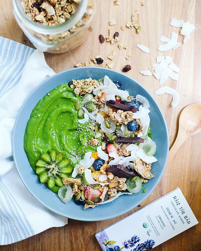 Who else LOVES a good ol' smoothie bowl? Something about the simplicity, flexibility, colours and textural mouthfeel of them that appeals SO much to us!! 👌🏻Add some RTB Renew Me wild blueberry lavender pieces on top and awaaaaaaay you go! 🍫🌈 Happy hump day!! x