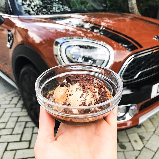 Sorry, but 'Affogato' how AMAZING the pairing of freshly brewed espresso, @happycowhk vanilla bean vegan ice cream and chopped up RTB is!! 🍫🍦☕️ BOOM!! 💥Happy Monday beauties. x