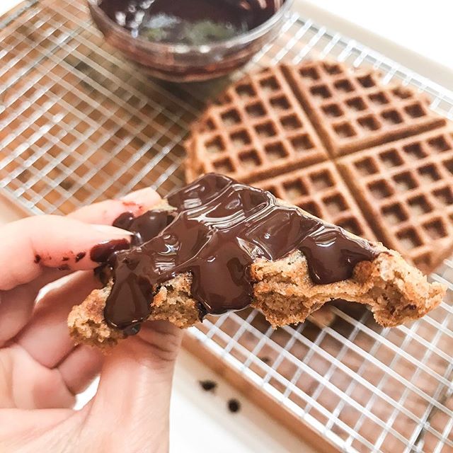 Oh heyyyyy Sunday morning gluten free homemade waffles with melted Authentic Me!!! 🍫✔️Happy Sunday choccy lovers!! ❤️💯 x