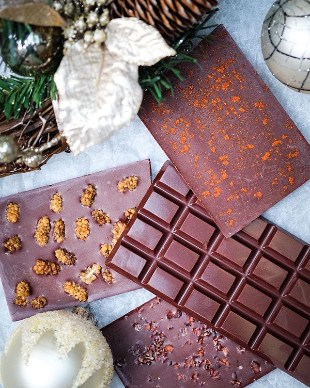 MAKE YOUR OWN RAW VEGAN CHOCCY BARS Tutorial!! 🍫🎄🍫 No fancy equipment! Just FOUR (4) ingredients!!👏🏻Whether you want to make them as holiday gifts, to share, or to scoff solo!!! 🙈🍫🎅🏻🤣 Head over to our founder @chefpriscillasoligo for the full tutorial and recipe! 👉🏻This simple ‘base’ choccy recipe will free you from store bought choccy bars AND you can get as creative as you want, albeit with zero refined sugar, no dairy, no gluten, no fillers & 💯% junk free!! 🙌🏻 We are IN! ♥️🎄 Happy weekend choccy lovers! xo