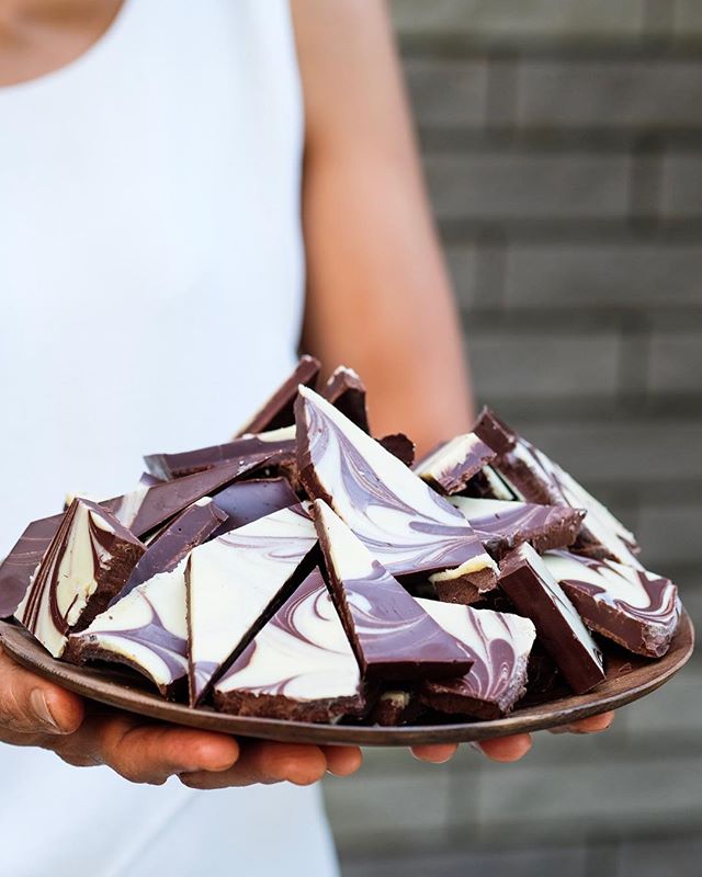 We made the most incredible raw vegan organic dark choc white choc peppermint ‘bark’ for a party and it was GONE within the first hour! 🍫✔️♥️ SO outrageously good! 🙌🏻 Have you tried making Choccy bark before? 🍫Would you like the recipe!? ✔️ Happy Monday gorgeous choccy-lovers!! ♥️ x